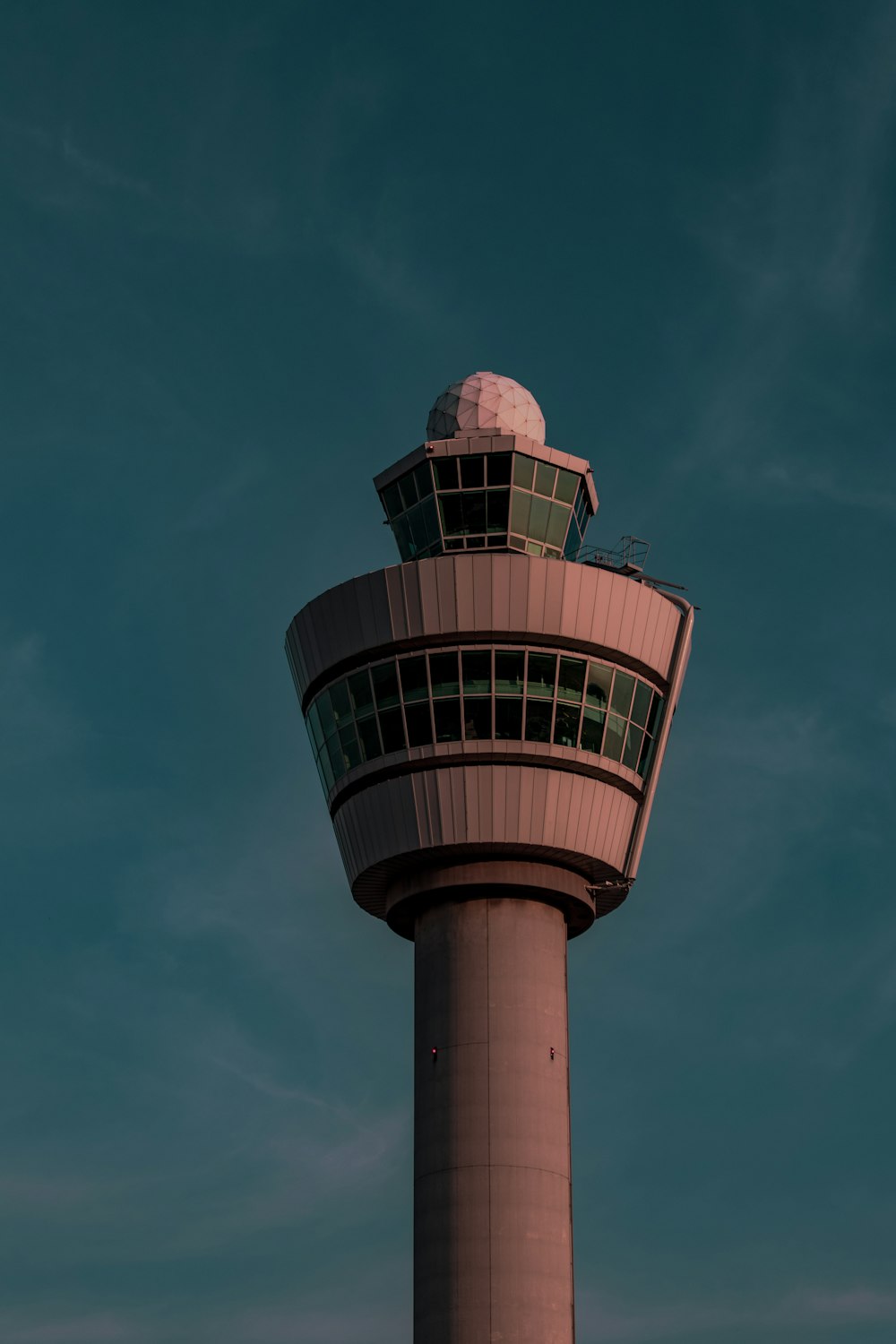 昼間の青空に映える茶色と白の塔