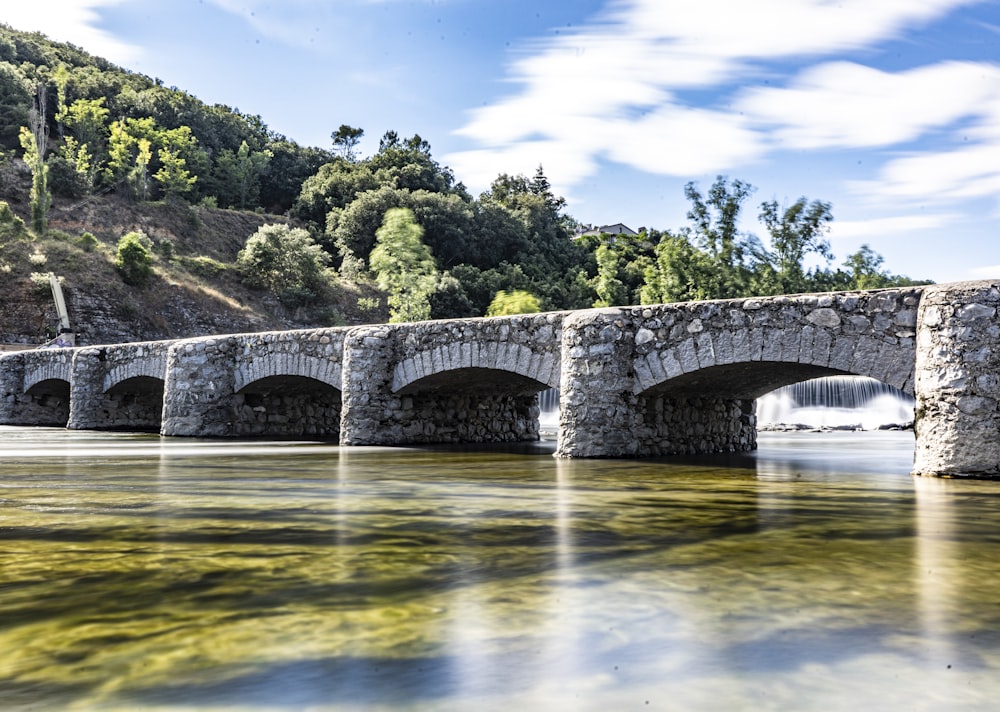 ponte de concreto cinza sobre o rio durante o dia