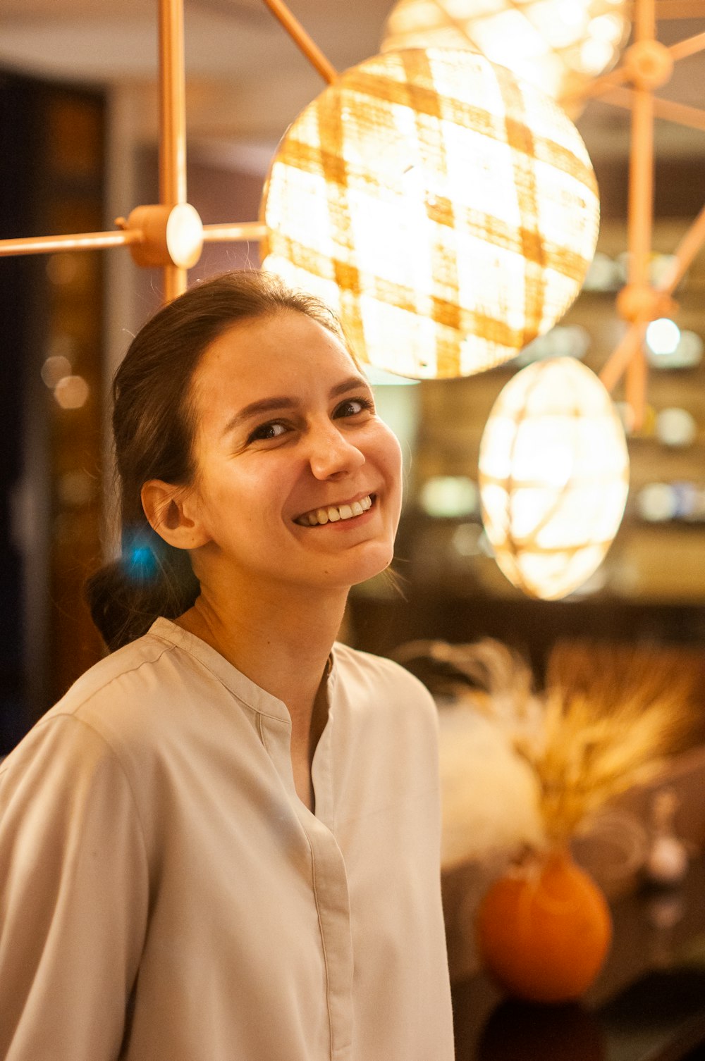 donna sorridente in camicia bianca abbottonata