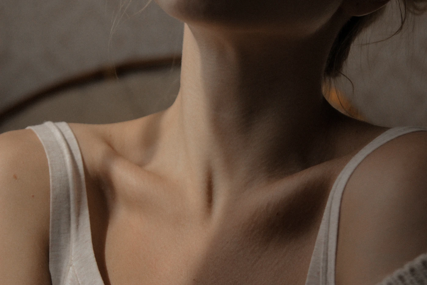 Close-up of a shoulder and neck line in relaxed posture during trapezius botulinum toxin treatment review