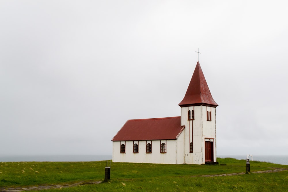 Kirche aus weißem und rotem Beton