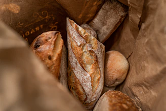 Close-up of a delivery bag with freshly baked bread and gourmet dishes inside.
