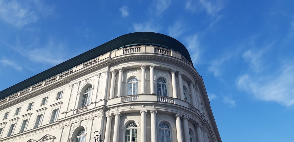 edificio in cemento bianco sotto il cielo blu durante il giorno