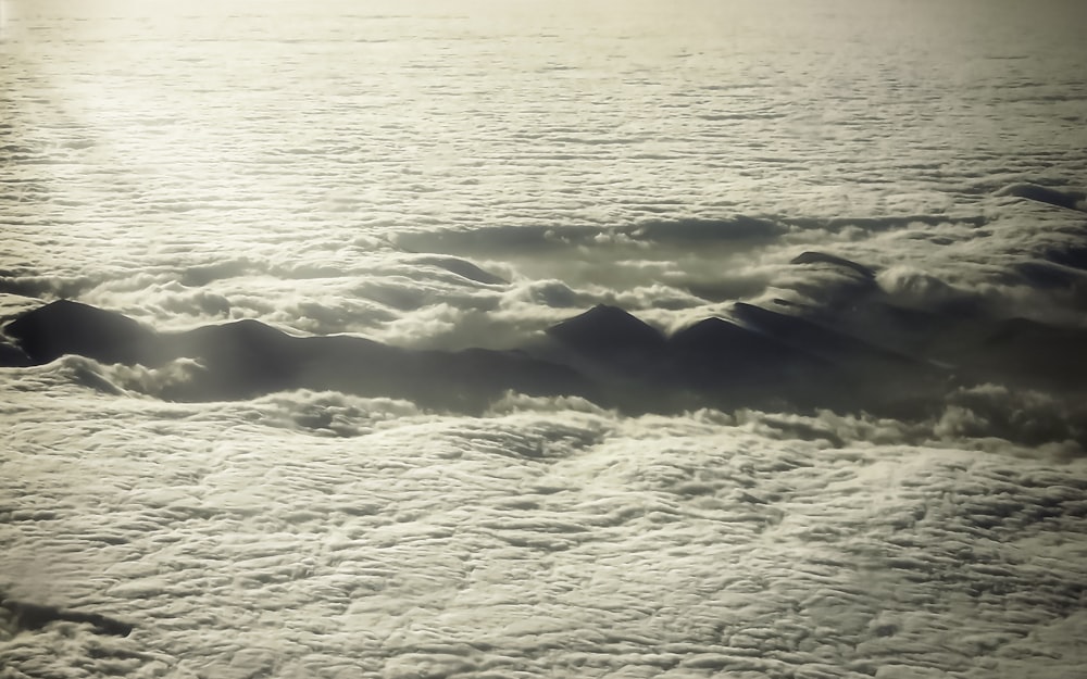 Les vagues de l’océan s’écrasent sur le rivage pendant la journée