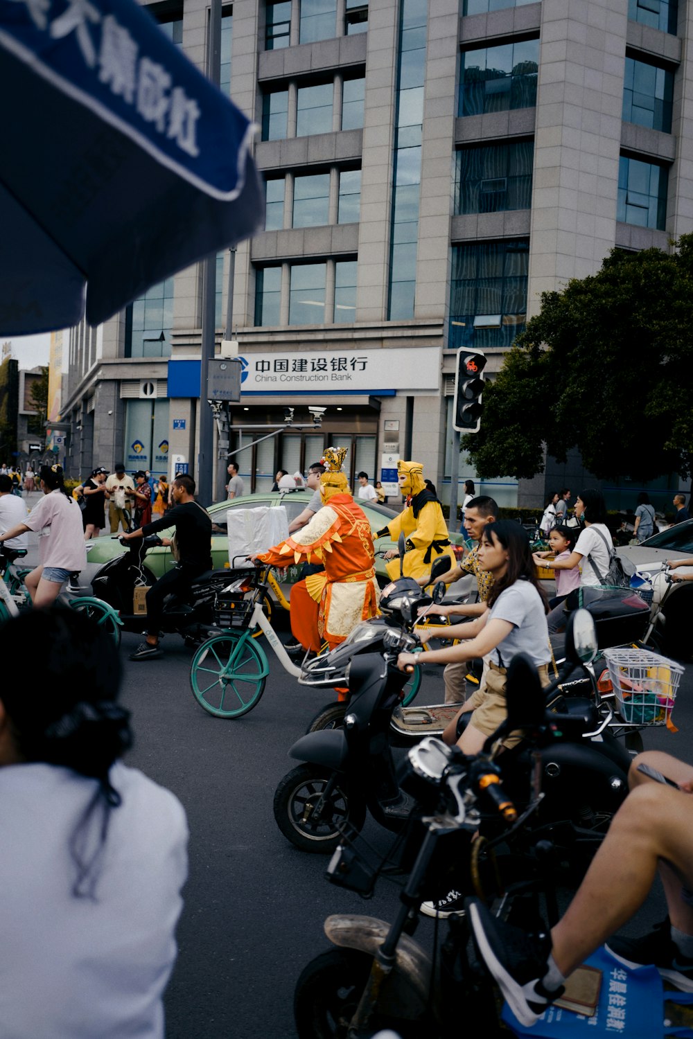 les gens qui font de la moto dans la rue pendant la journée photo – Photo  西玉龙街18号 Gratuite sur Unsplash