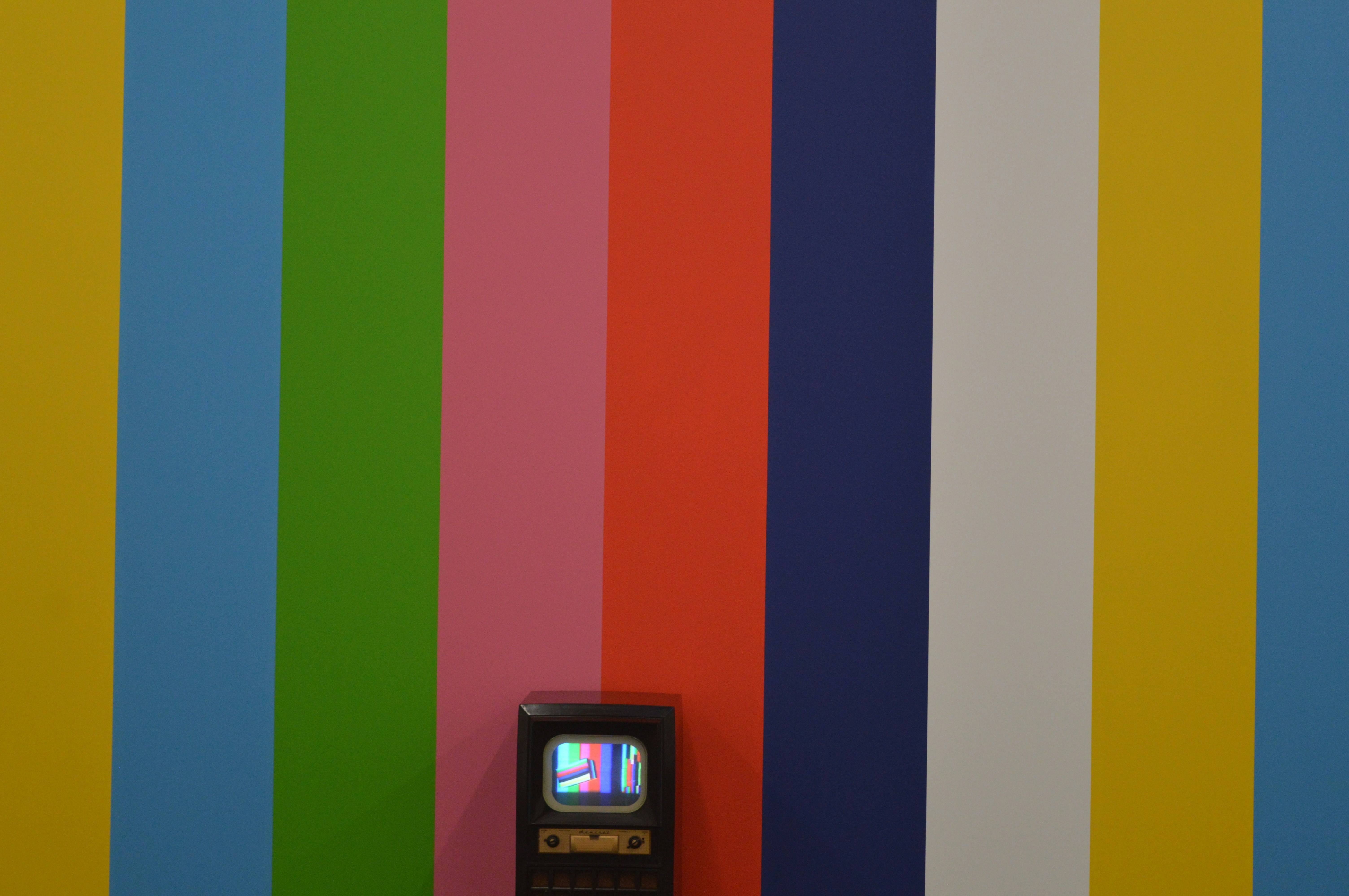Interruption Marketing: Vintage Television with Captivating Advertisement