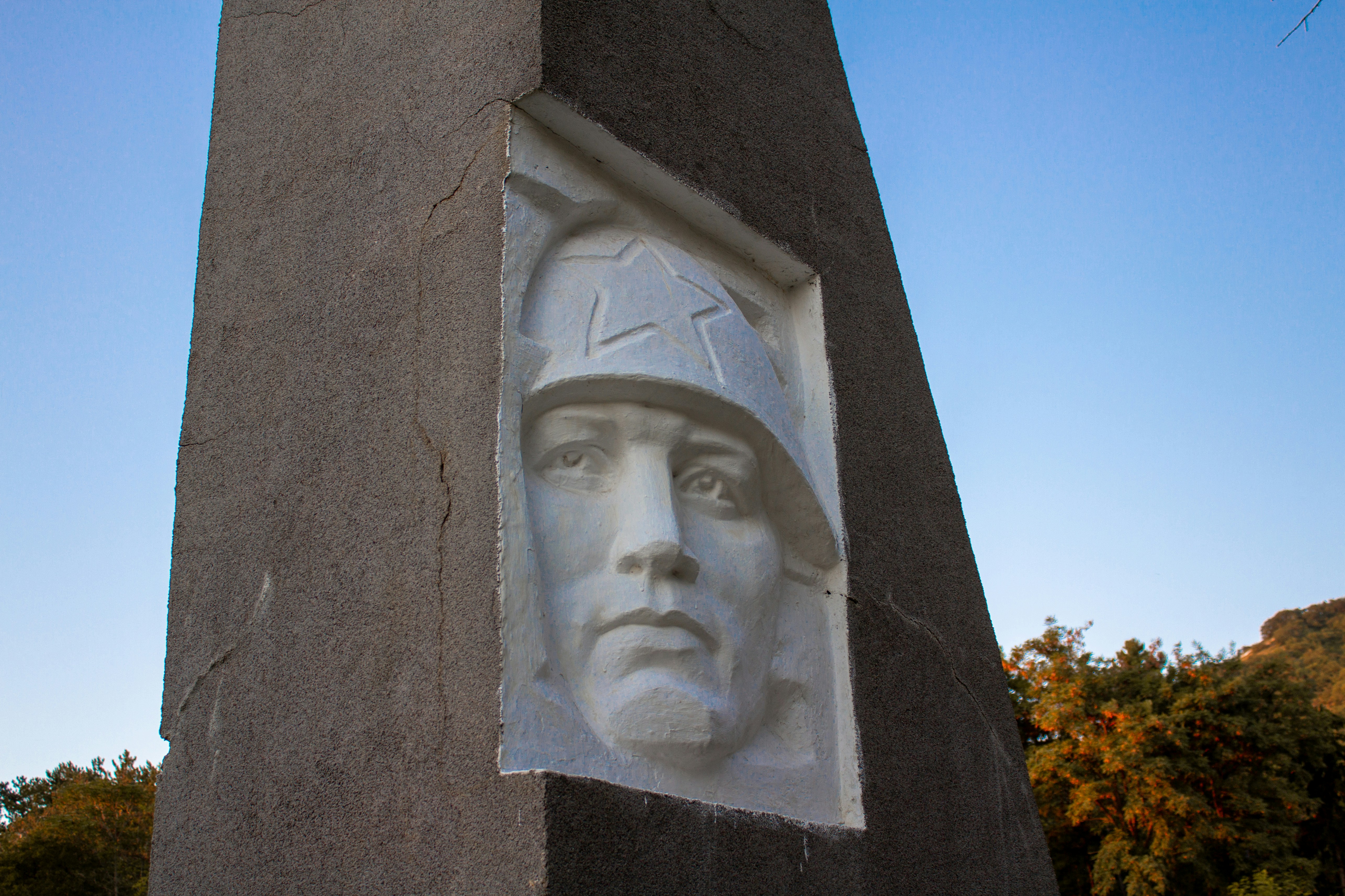 gray concrete statue of man