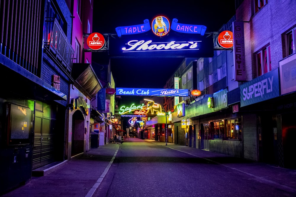 personas que caminan por la calle durante la noche