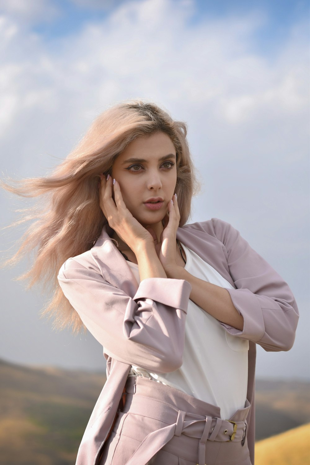 Mujer con camisa blanca de manga larga