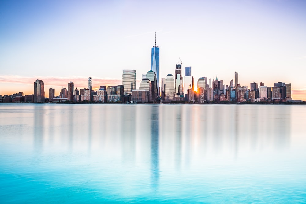 Skyline der Stadt tagsüber über das Gewässer