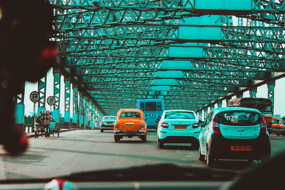 日中のオレンジ色のバンが道路を走る