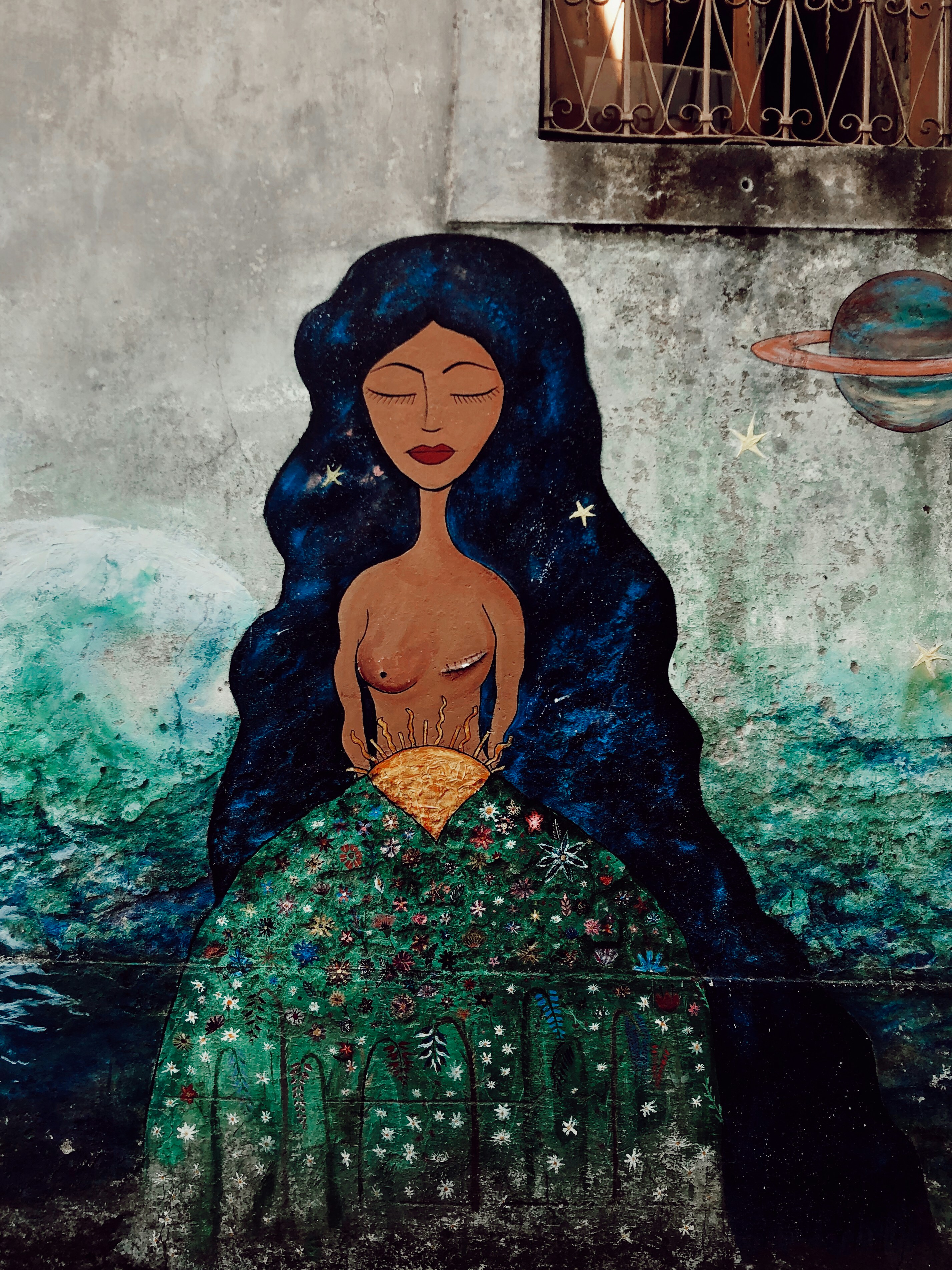 mujer en pintura de vestido azul y marrón