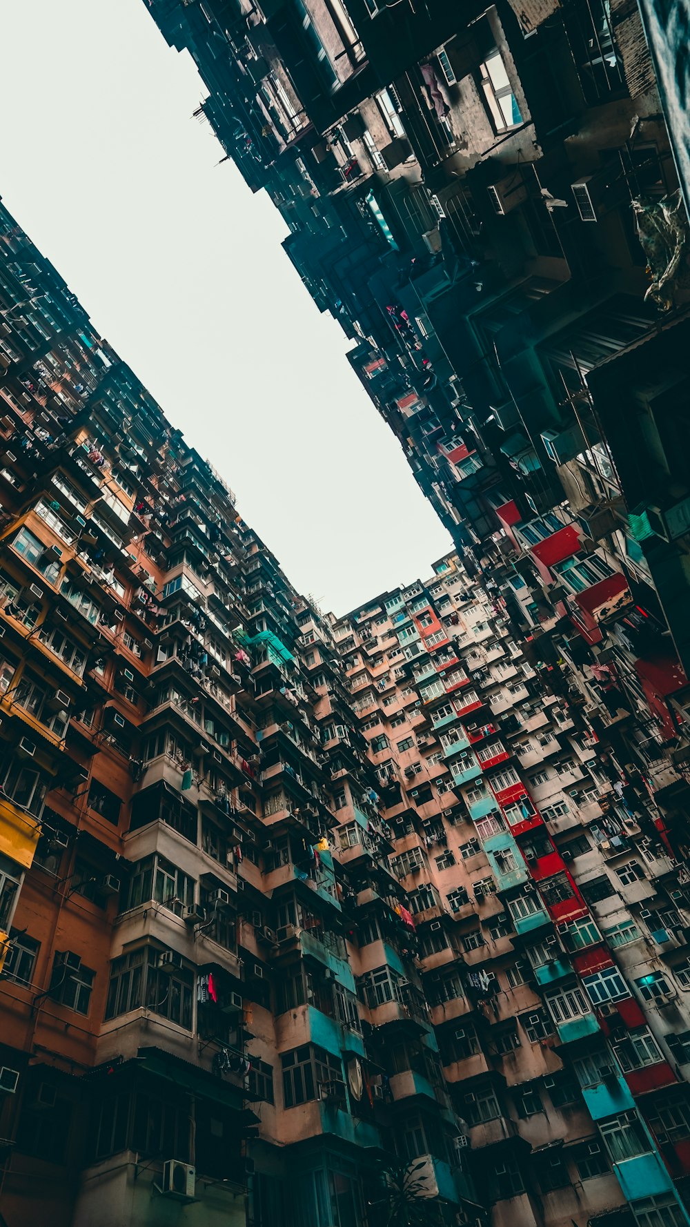 edifícios de concreto vermelho e branco durante o dia