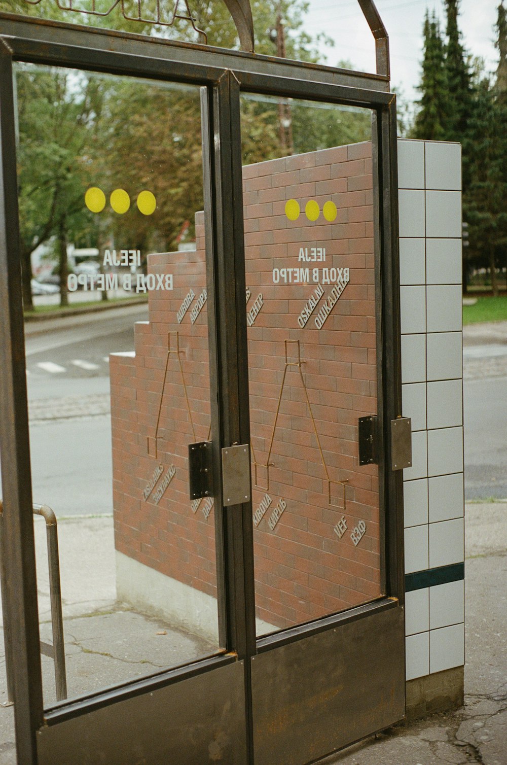 puerta de vidrio con marco de madera marrón