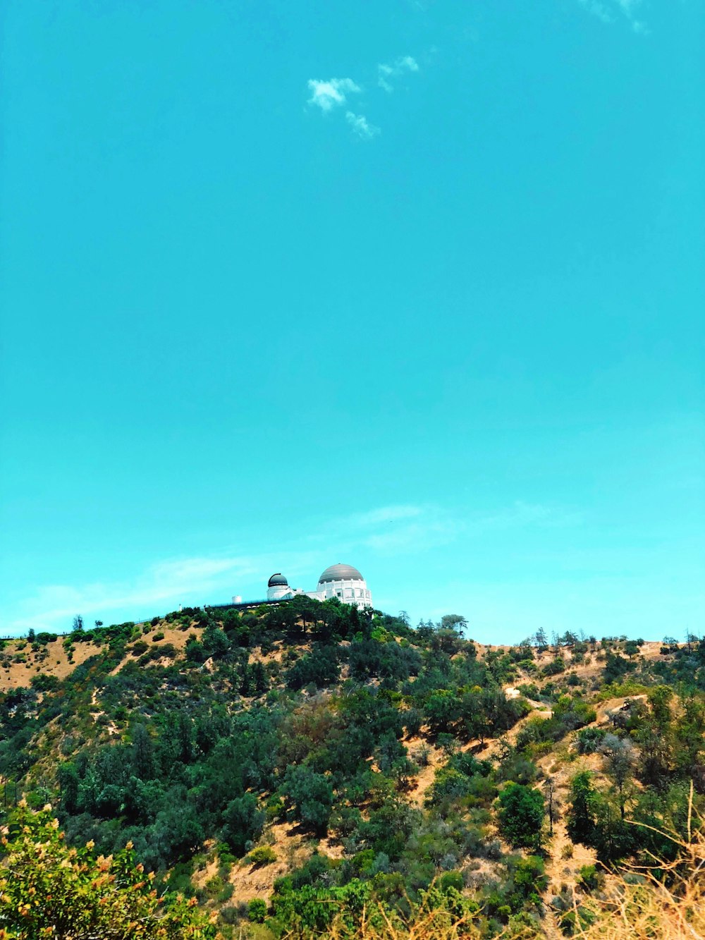 Weiße Kuppel auf einem Hügel unter blauem Himmel tagsüber