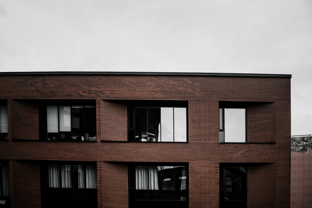 Braunes und weißes Betongebäude unter weißem Himmel tagsüber