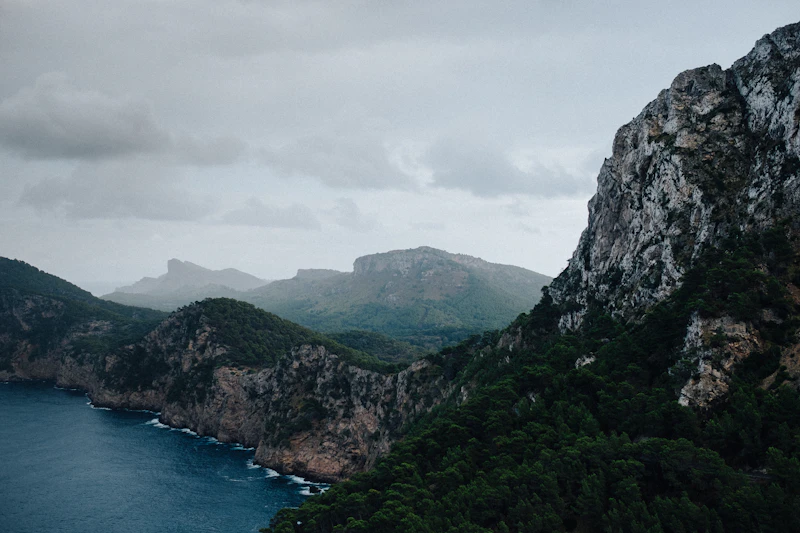 Fotografie: coasta stâncoasă a Mallorcăi, cu faleze deasupra mării