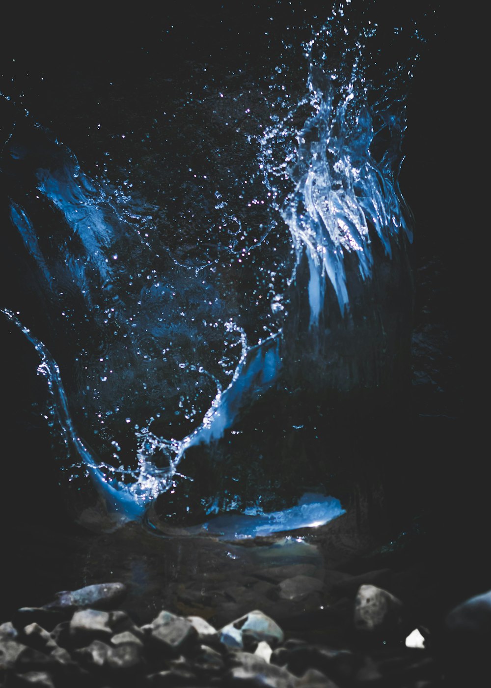 salpicadura de agua en fondo negro