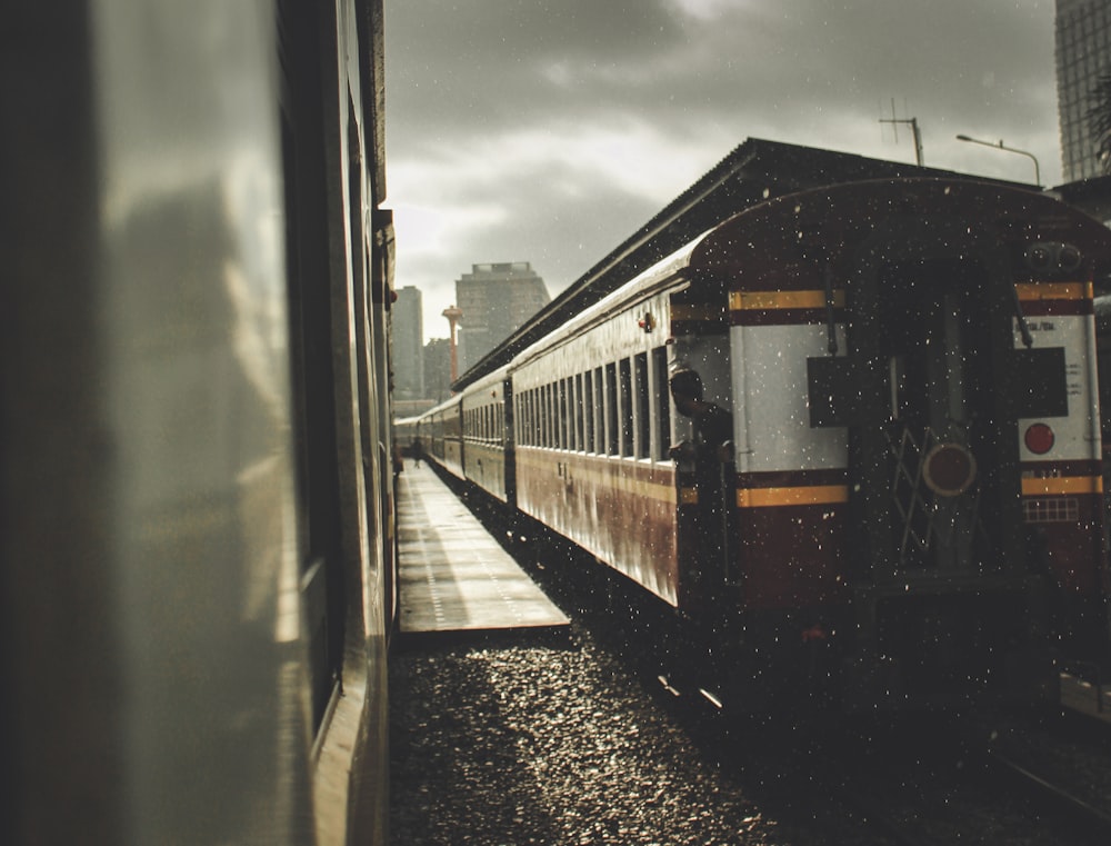 Graustufenfoto eines Zuges auf Bahngleisen