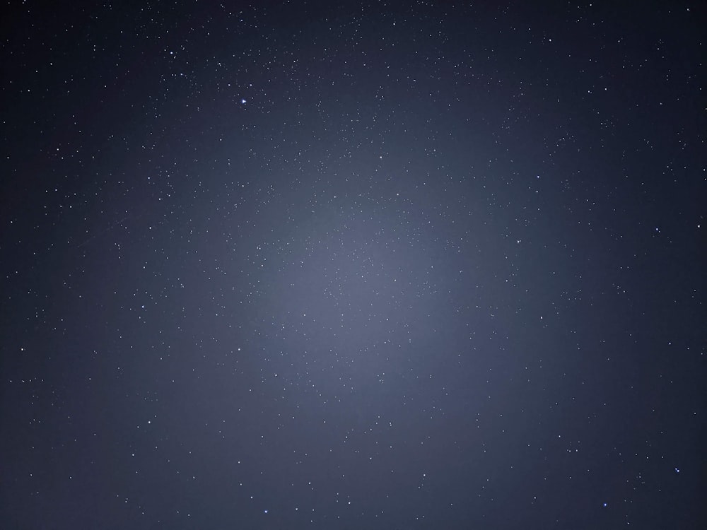 Cielo azul con estrellas durante la noche