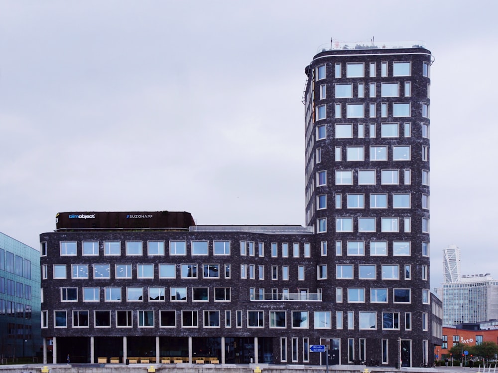 Graues Betongebäude unter grauem Himmel tagsüber