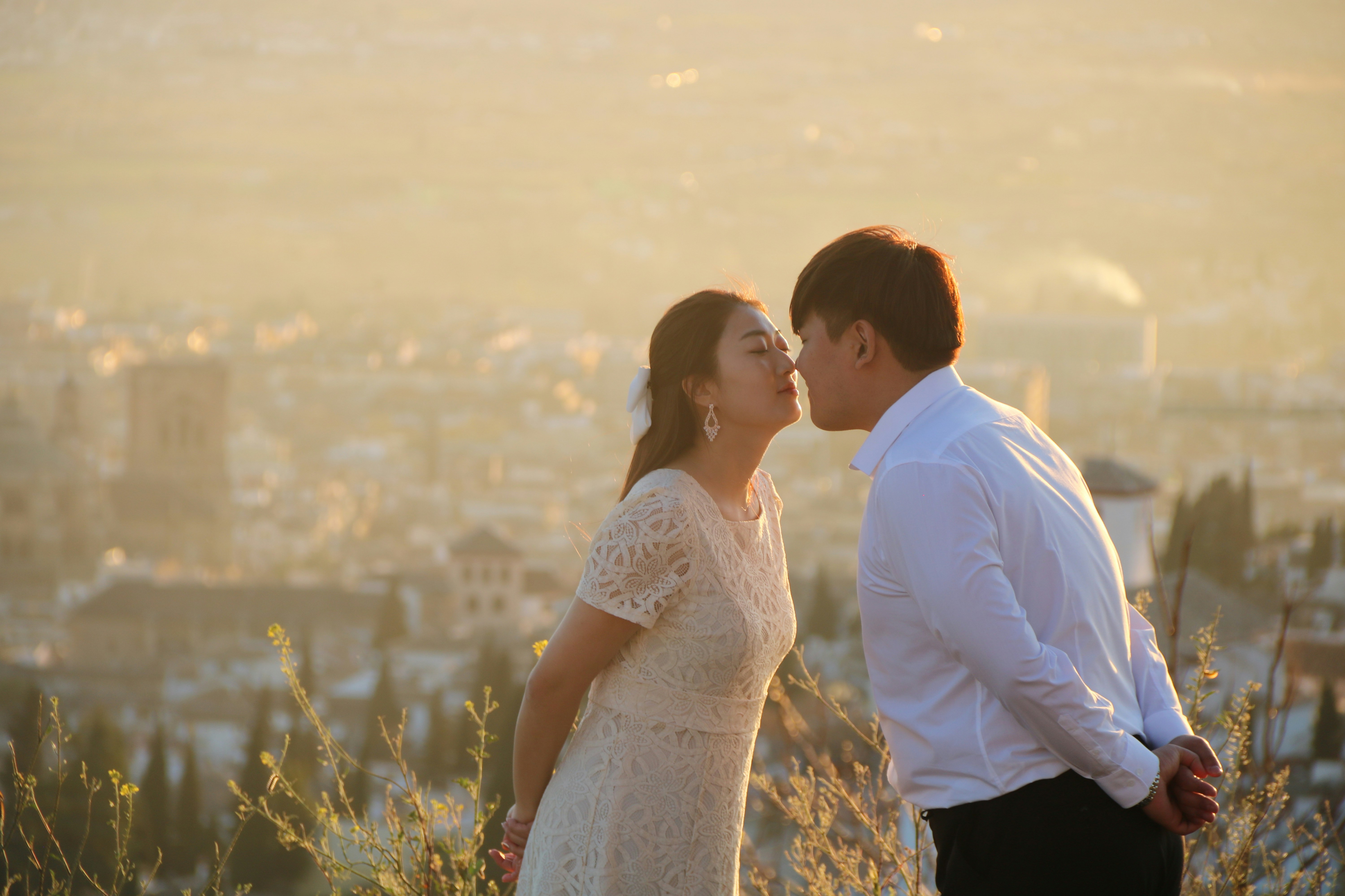 Vistas panorámicas desde un mirador en Lisboa, con tejados naranjas y el río de fondo.