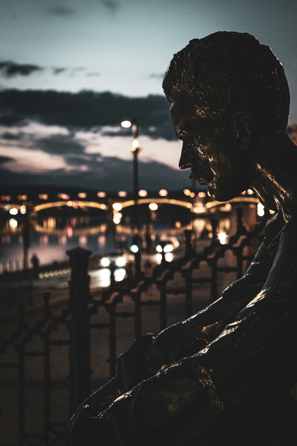 silhouette della statua della donna durante il tramonto