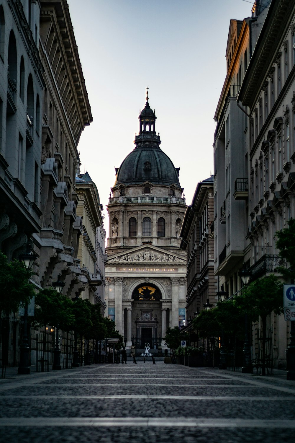 edificio in cemento bianco durante il giorno