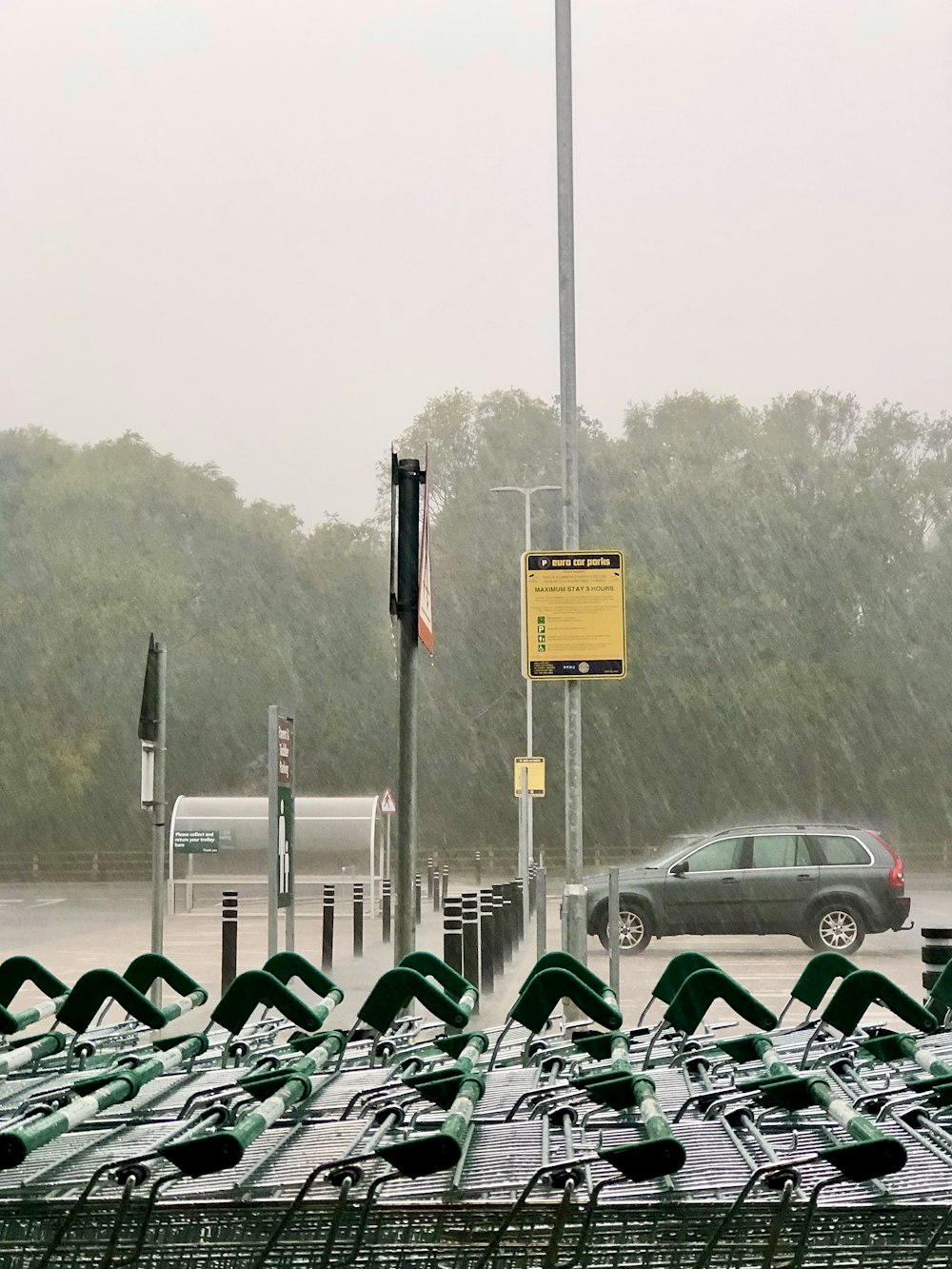 auto parcheggiate nel parcheggio durante il giorno