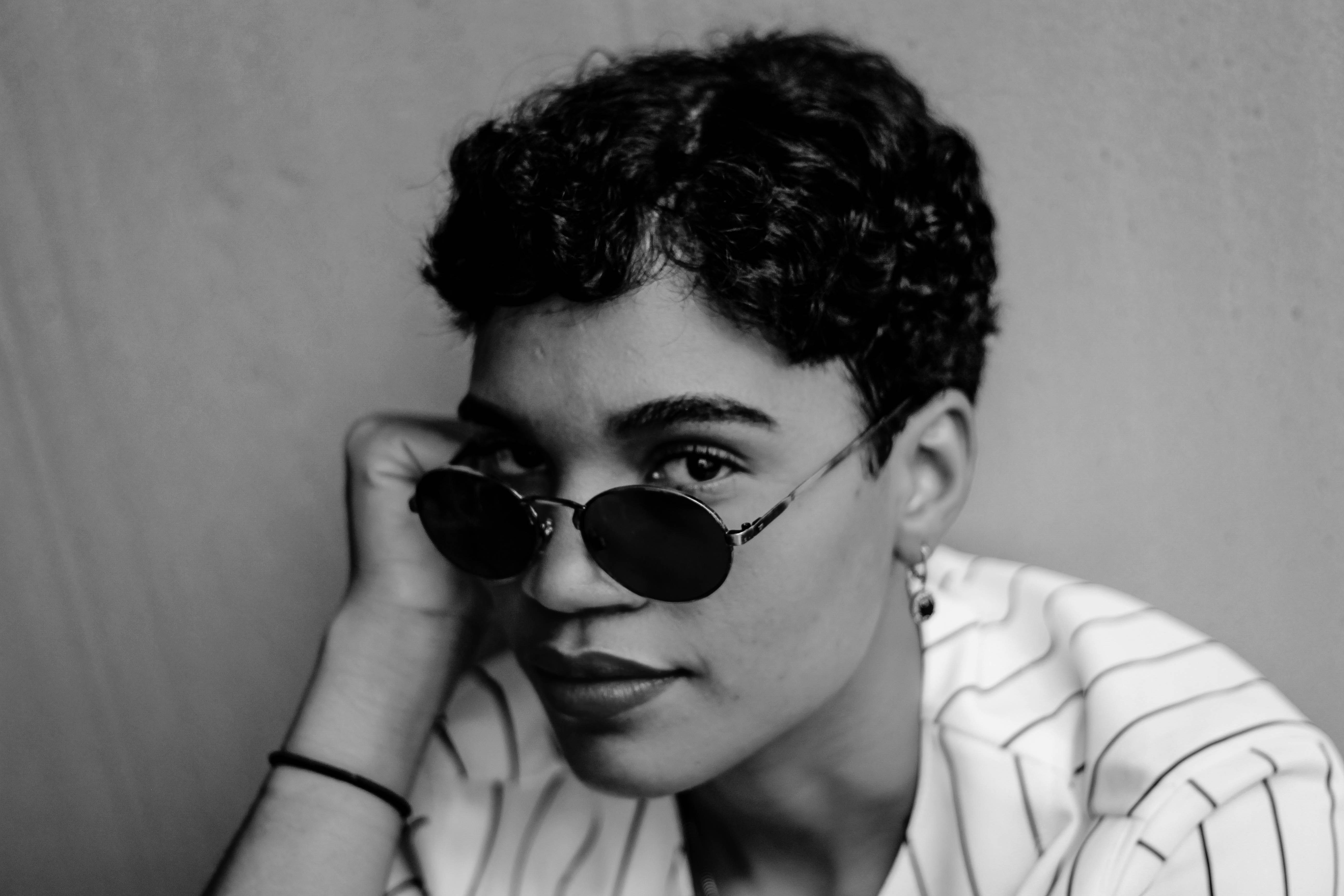 Mann im weißen Hemd mit schwarzer Sonnenbrille