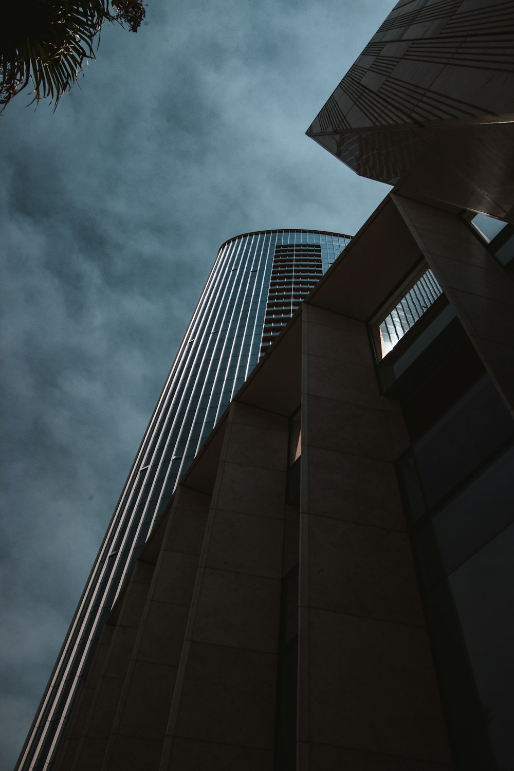 Foto in scala di grigi di un grattacielo