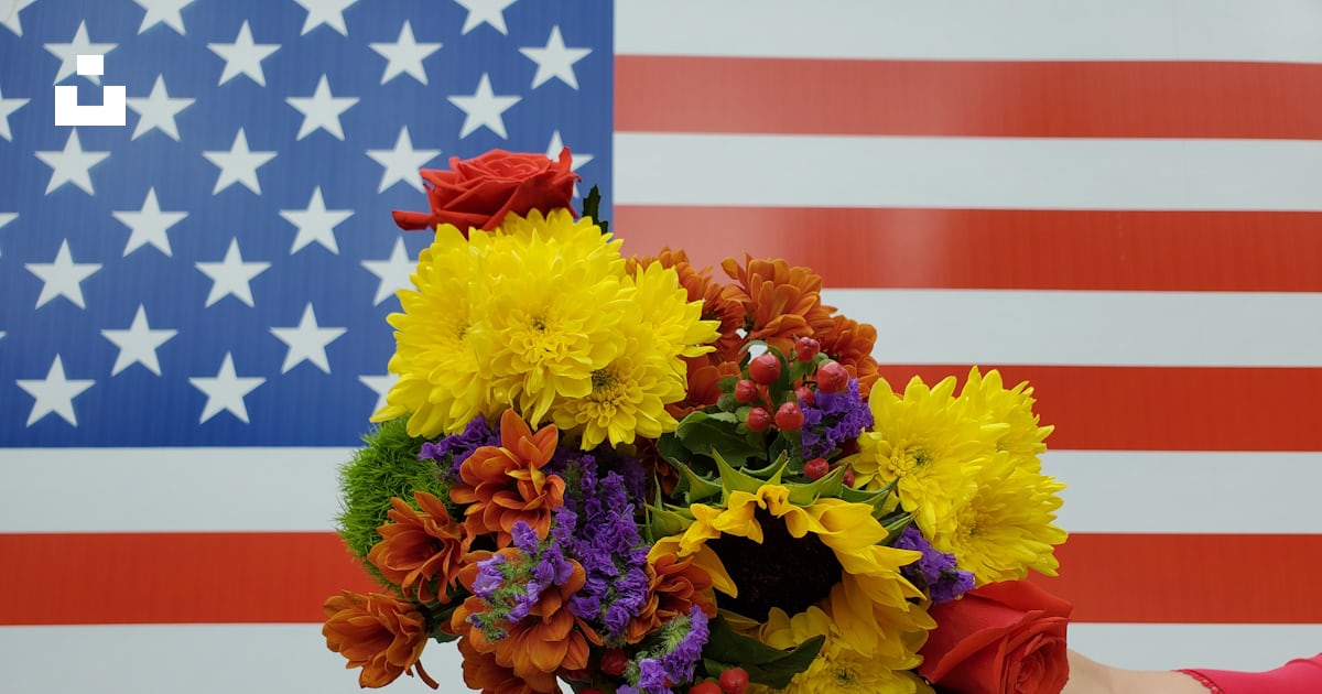 Bouquet de fleurs jaunes, rouges et bleues photo – Photo États Unis ...