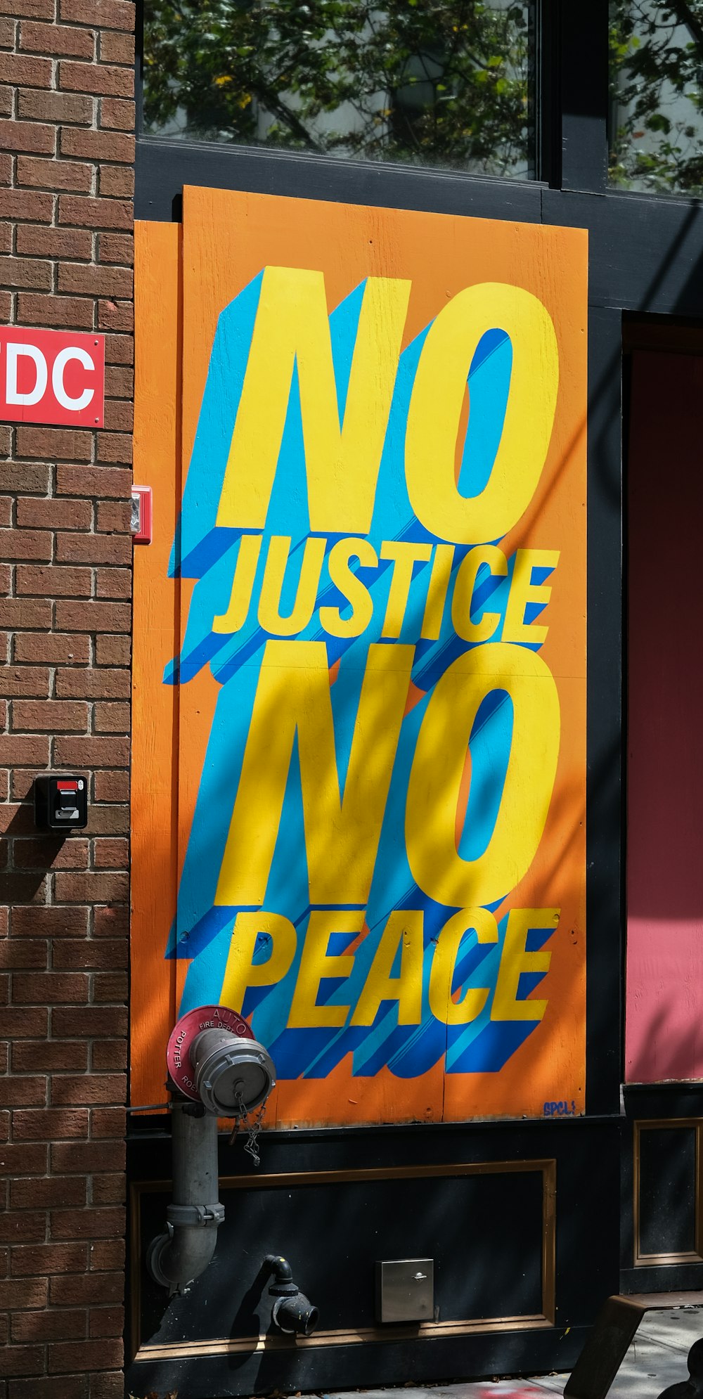 um sinal de não justiça ao lado de um edifício
