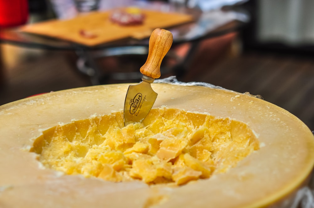 Poudre jaune sur rouleau à pâtisserie en bois brun