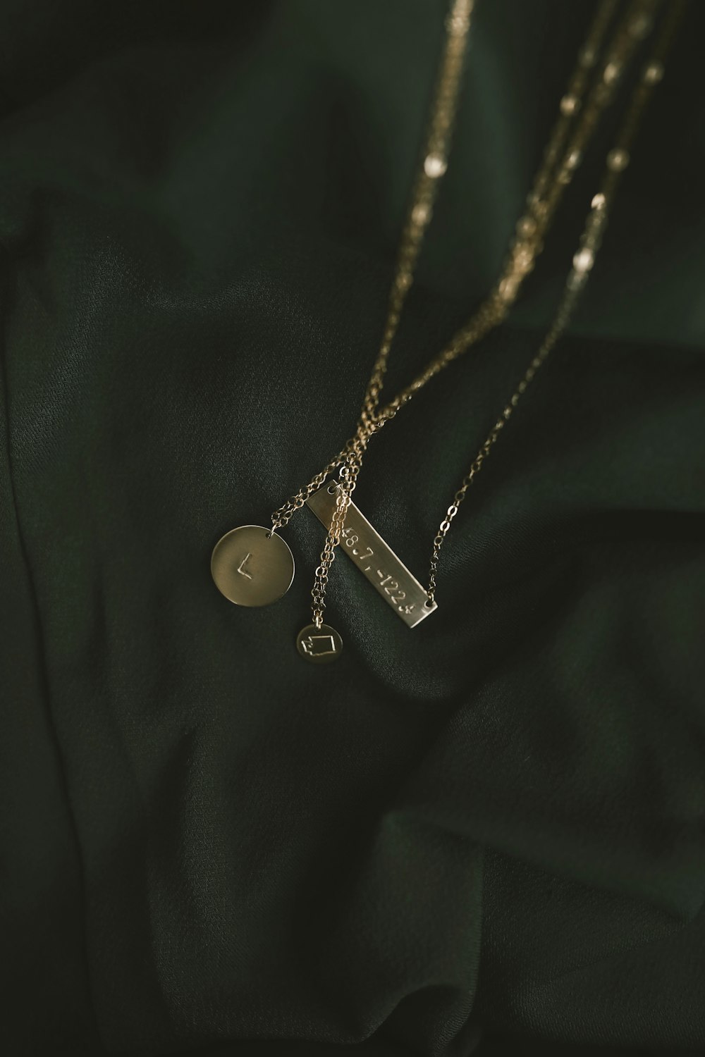 Foto de collar de oro con colgante de perla blanca – Imagen gratuita Verde  en Unsplash