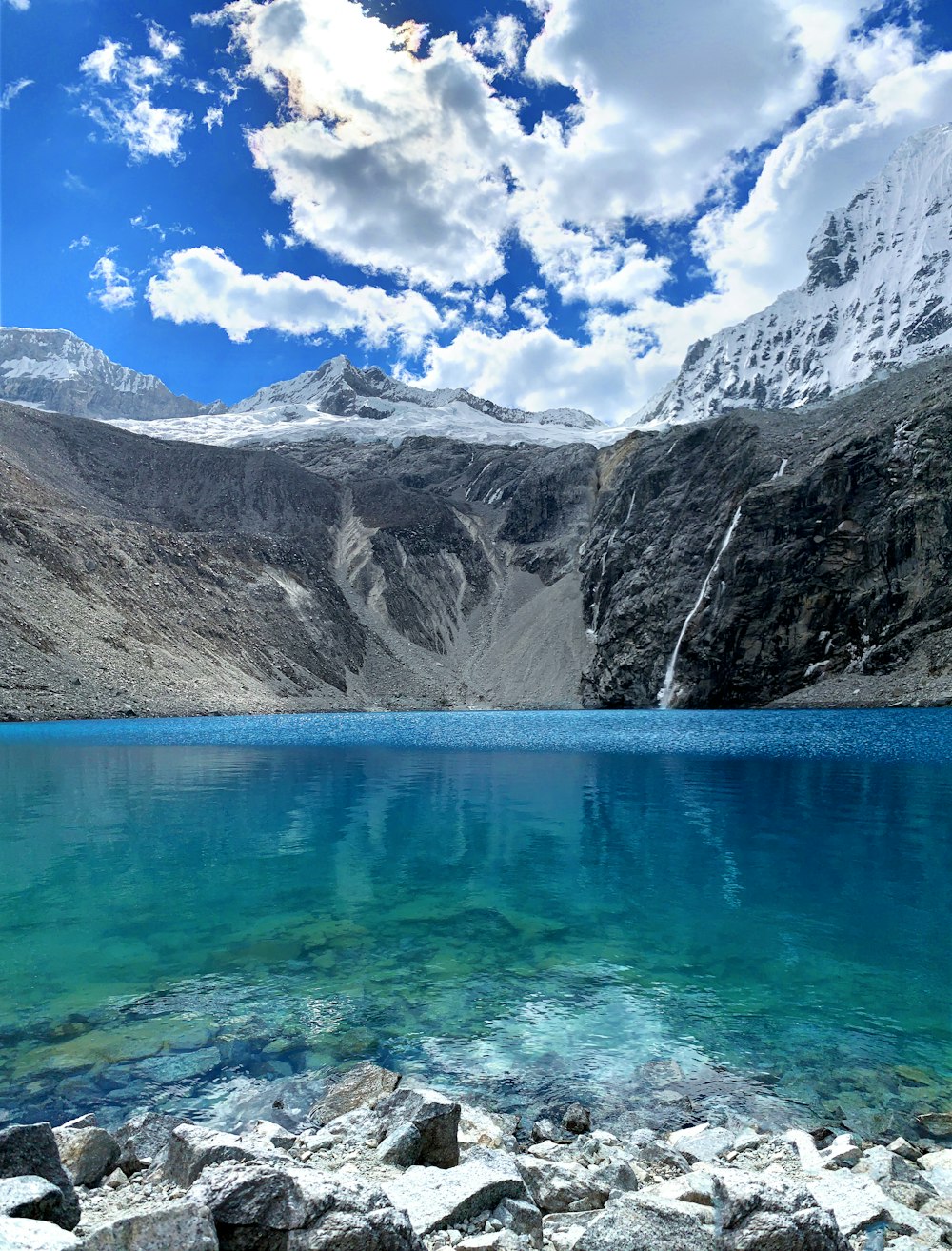 Lago blu vicino a Gray Mountain durante il giorno