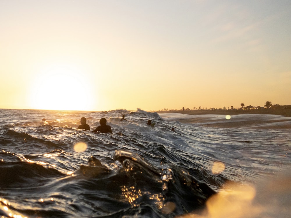 Olas de agua en la costa durante la puesta de sol
