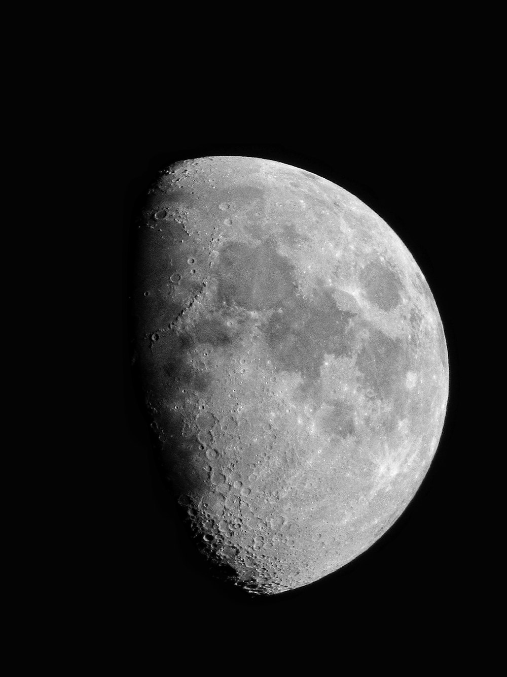 Foto en escala de grises de la luna llena