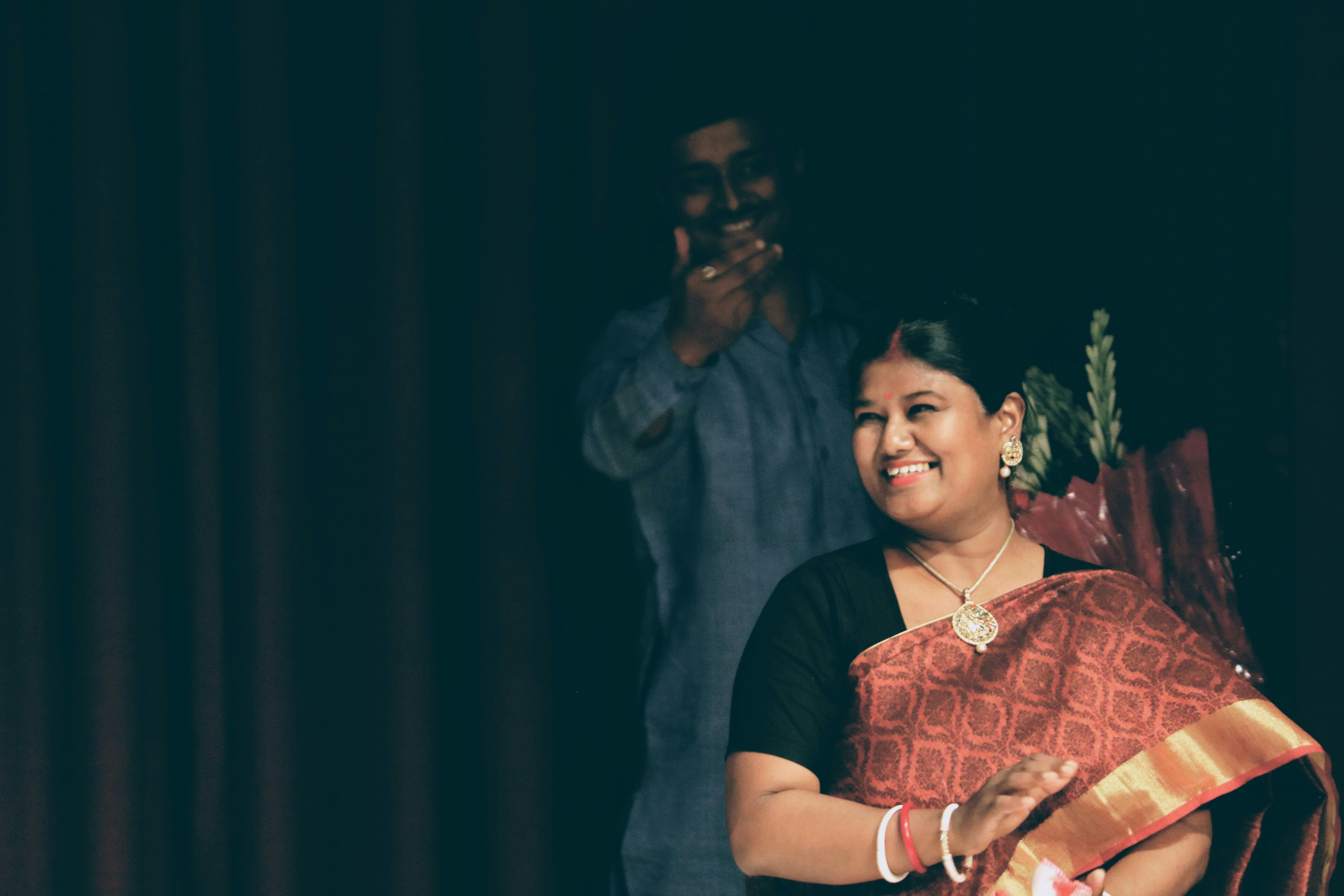 उपराष्ट्रपति जगदीप धनखड़ एक पत्रकार को मंच पर रामनाथ गोयनका पुरस्कार प्रदान करते हुए, दर्शकों की तालियाँ गूँज रही हैं।