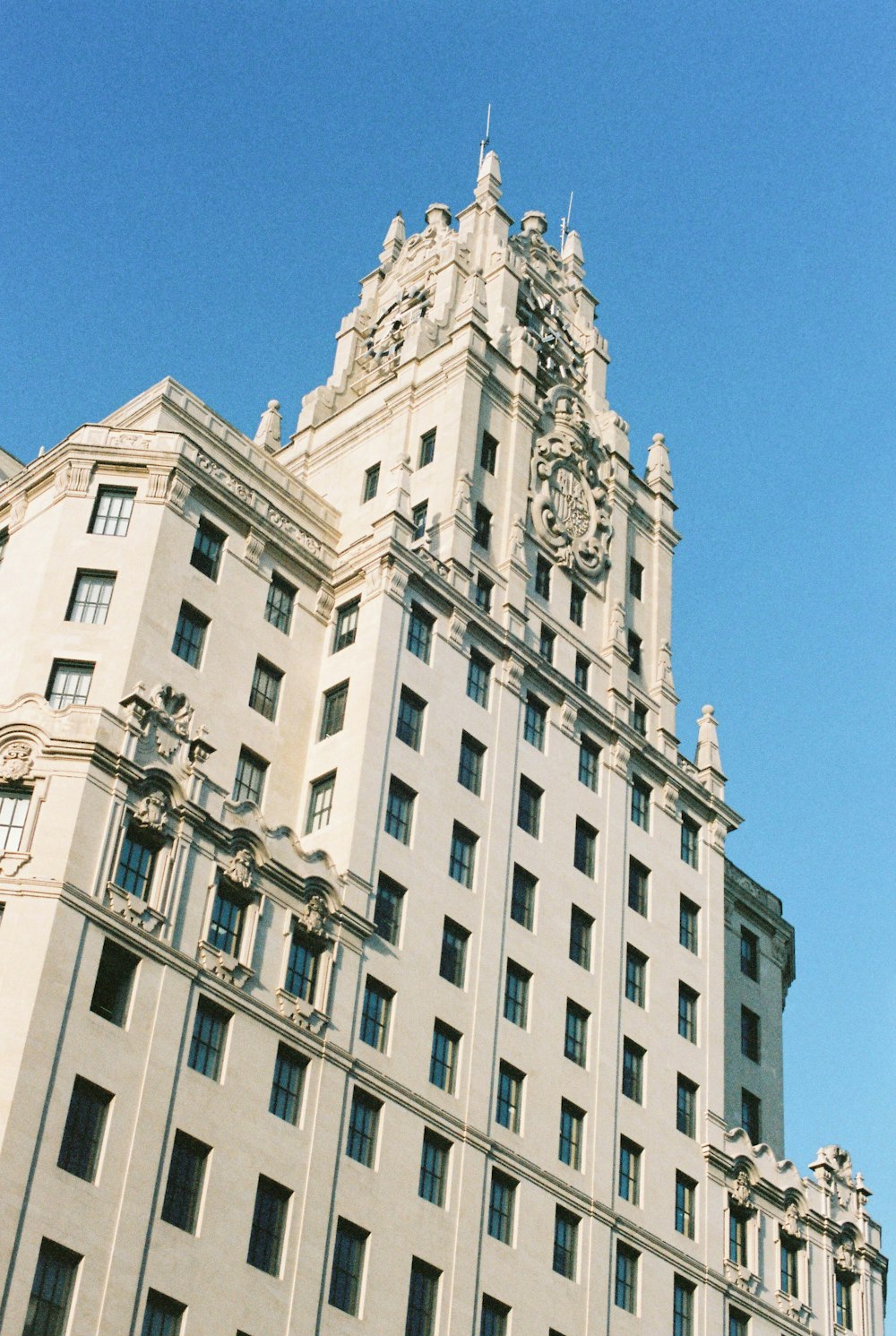 edifício de concreto branco sob o céu azul durante o dia