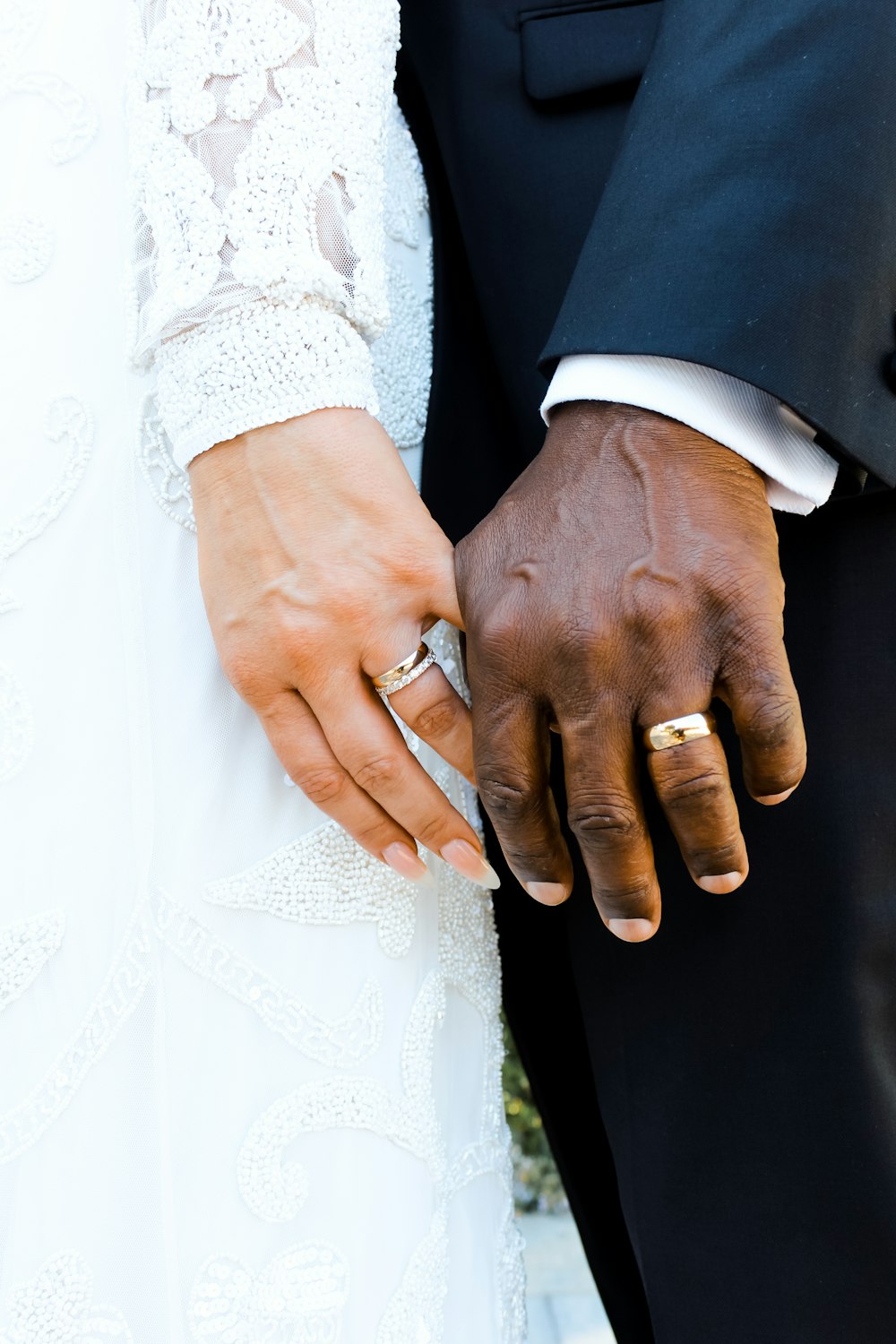 Mann und Frau Händchen haltend