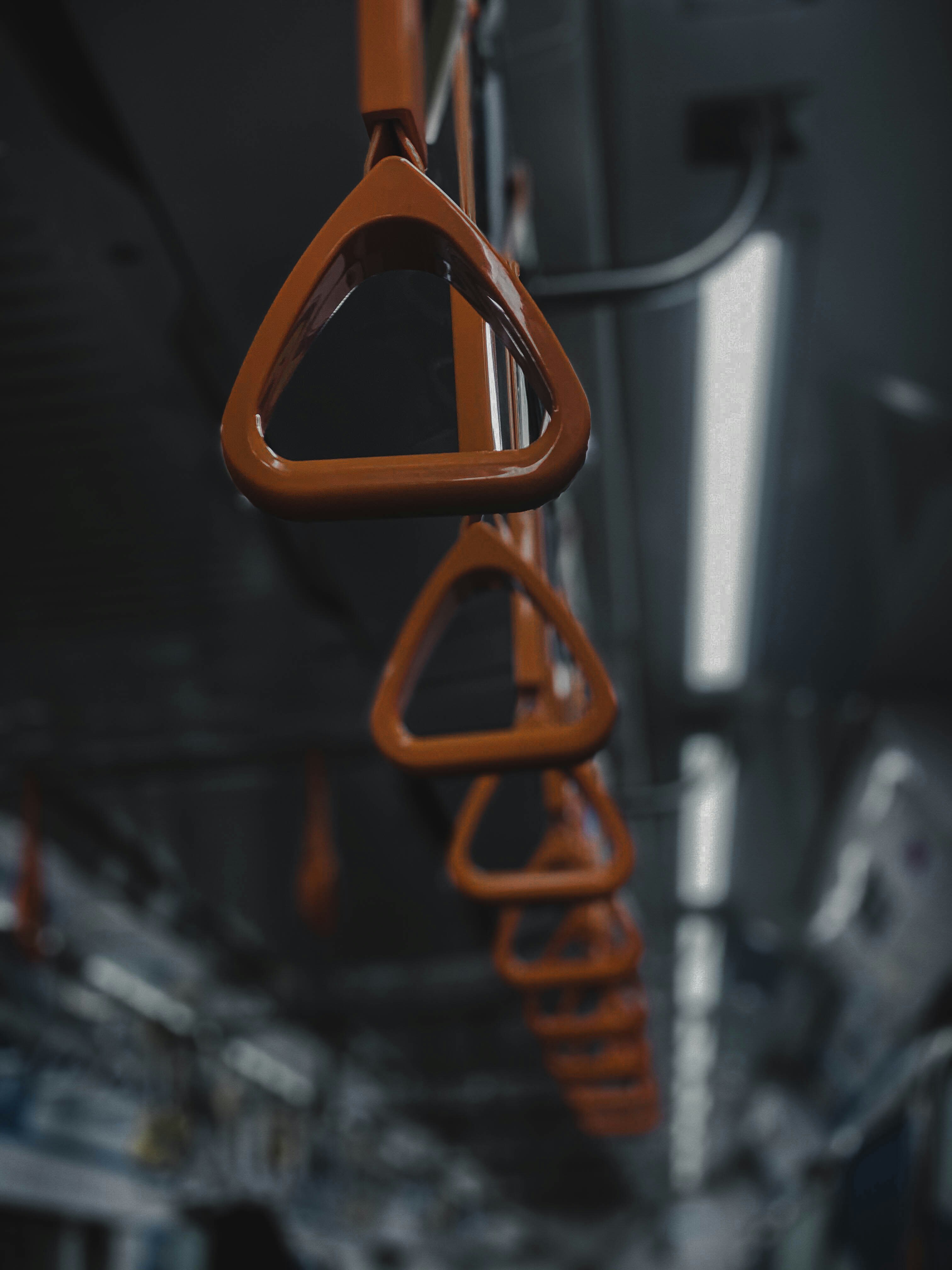 orangefarbener Kunststoffgriff auf schwarzer Oberfläche