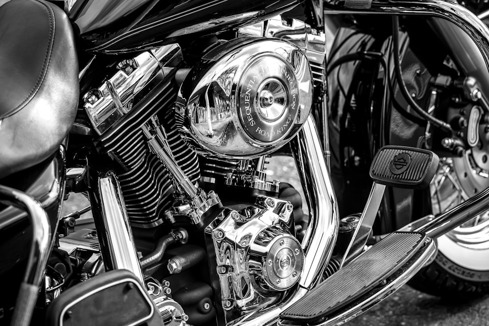 Foto en escala de grises del motor de la motocicleta