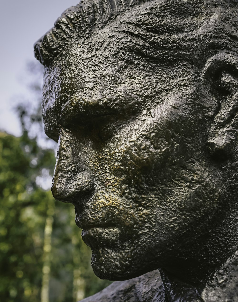 statua di cemento grigio durante il giorno