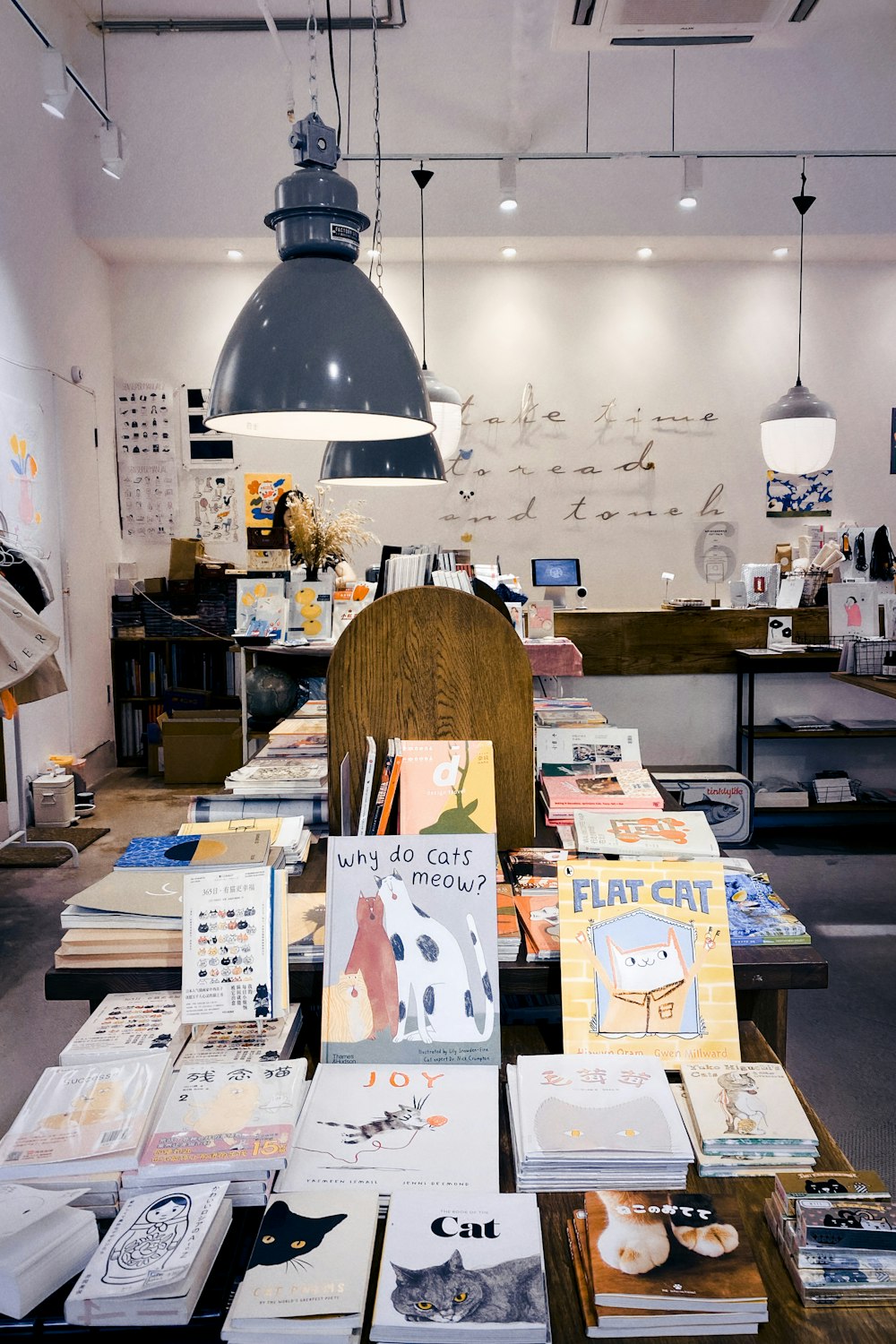 Table en bois blanc et marron avec livres et suspension noire