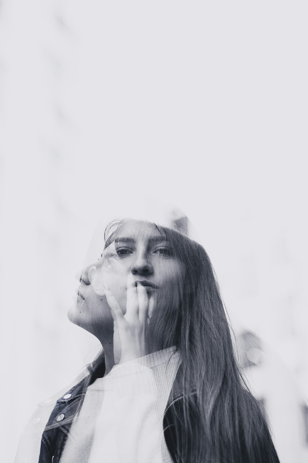 Foto in scala di grigi di donna con i capelli lunghi