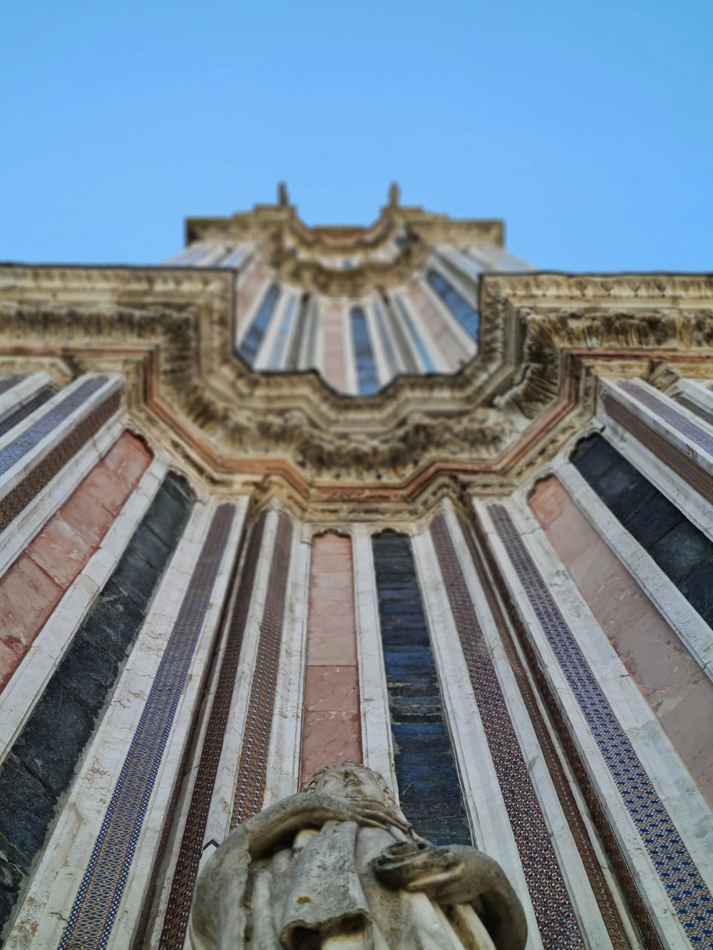 Edificio de hormigón marrón y blanco