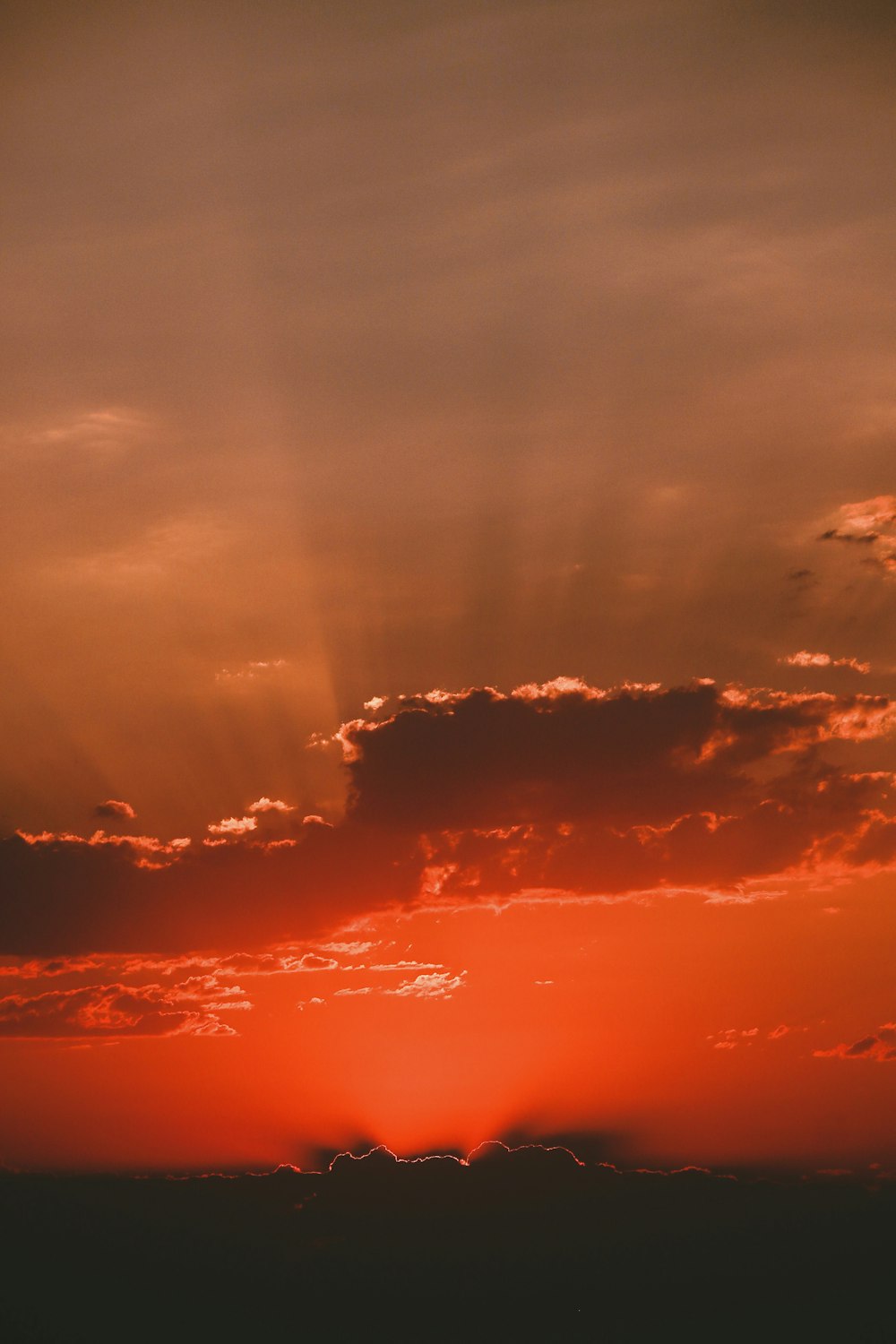 Nubes y cielo durante la puesta de sol