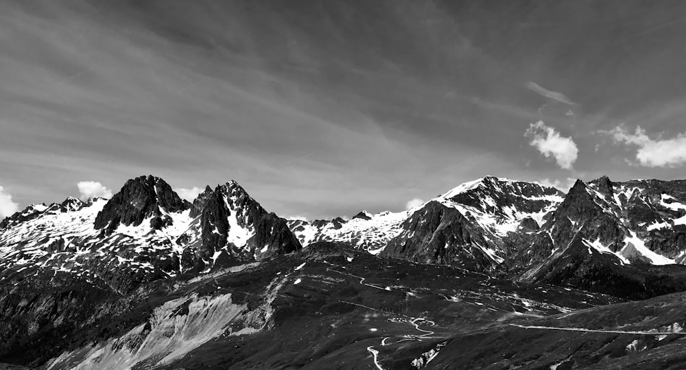 Graustufenfoto des schneebedeckten Berges