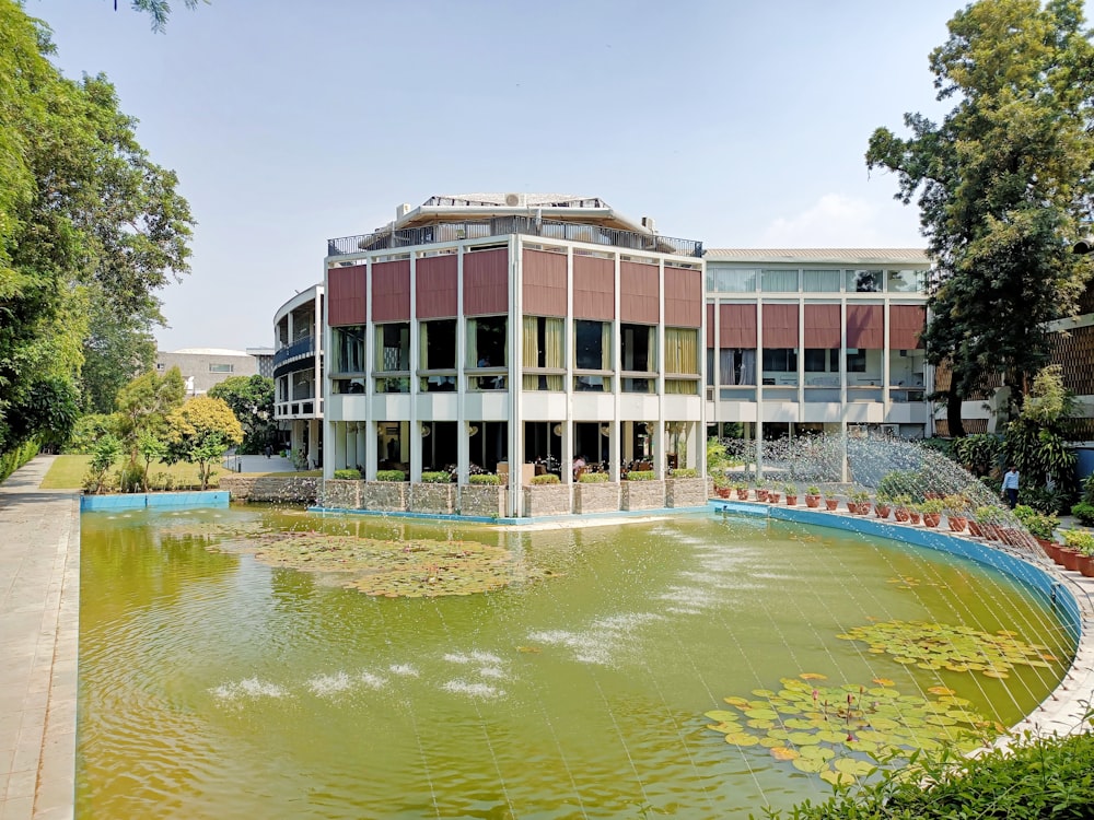 日中の水域近くの茶色のコンクリートの建物